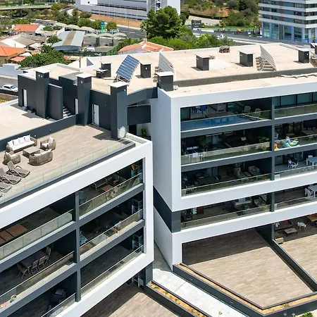 Luxury With Stunning Sea Views דירה *